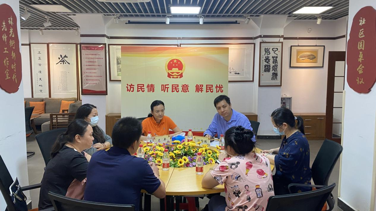 图 1代表进站接待群众