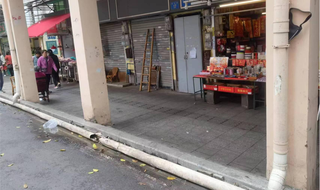 图 2珠光路15-19号公共排水连接管道破裂照片