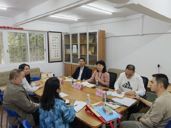 邱波代表在联络站活动中认真倾听群众关于果菜西社区需要铺设燃气管道的建议，并现场发表了初步见解